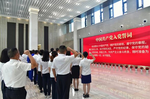 亿万先生集团举行庆祝中国共产党成立104周年暨“七一”表彰大会